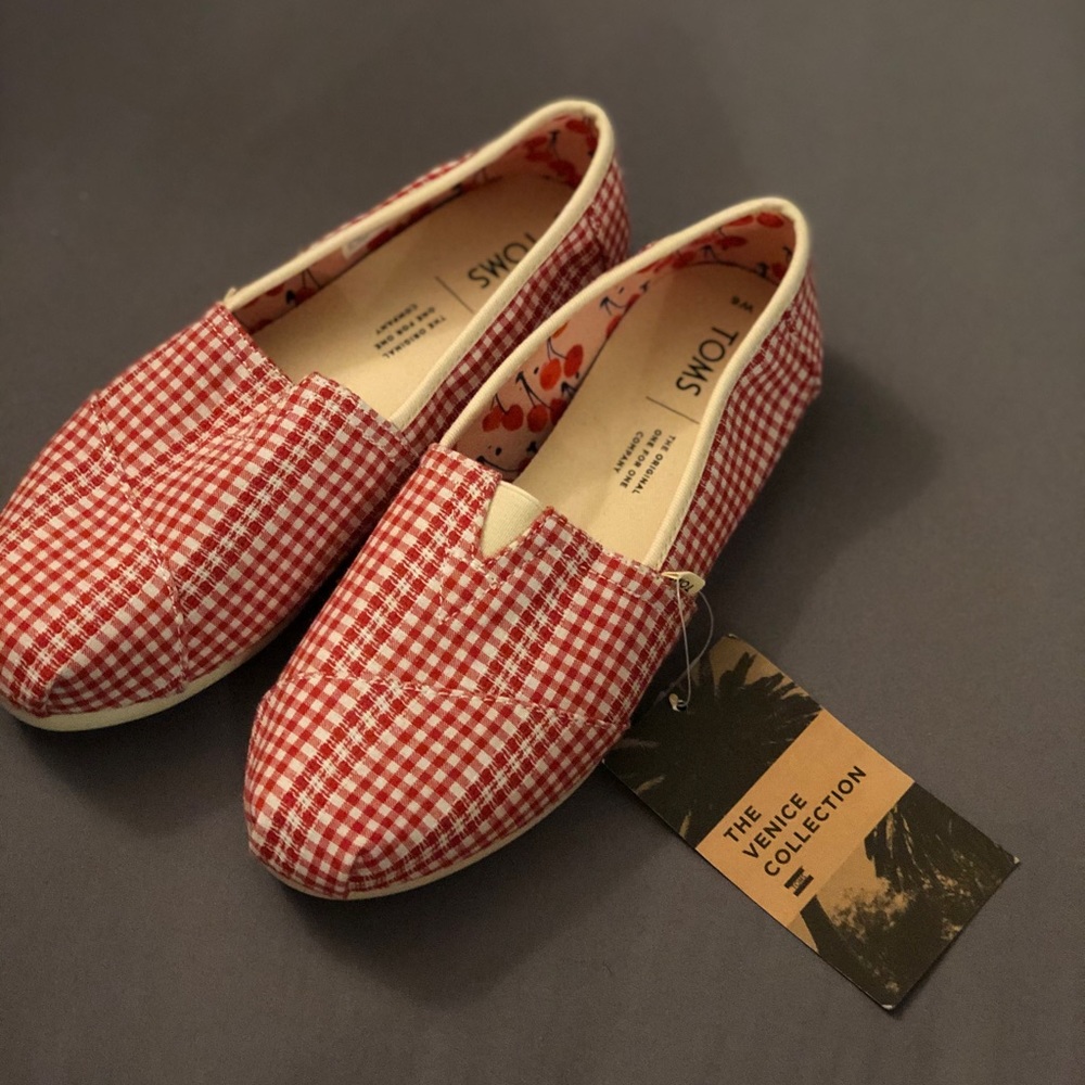 Toms woman’s size 6. Cherry tomato gingham stripe